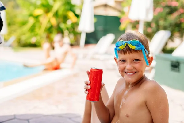 Happy Boy Boit Une Boisson Gazeuse Dans Une Canette Rouge — Photo