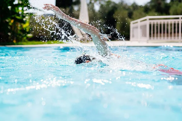 10代の運動選手がプールを這う ギリシャのコルフで夏休みの間に最小限に抑える — ストック写真