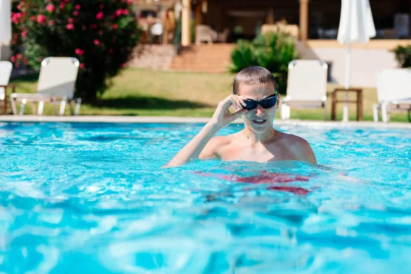 Atletico Adolescente Regola Suoi Occhiali Nuoto Mentre Piedi Una Piscina — Foto Stock