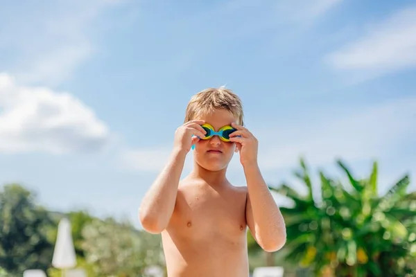 Letni Chłopiec Zakłada Okulary Kąpielowe Przygotowuje Się Kąpieli Hotelowym Basenie — Zdjęcie stockowe