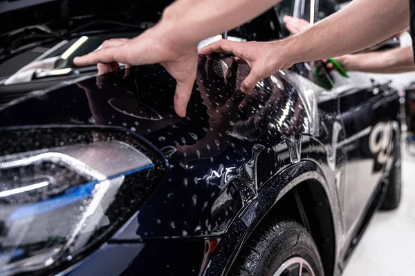 Empregado Estúdio Detalhando Carro Protege Pára Lamas Carro Com Uma — Fotografia de Stock