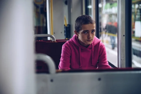 Tienerjongen Een Roze Capuchon Sweatshirt Duur Verdrietig Reizen Met Bus — Stockfoto