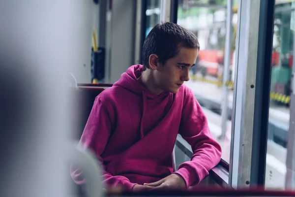Teenager Rosafarbenen Kapuzenpulli Nachdenklich Traurig Mit Dem Bus Unterwegs — Stockfoto