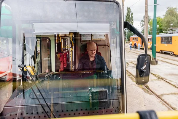 Kierowca Tramwaju Prowadzi Tramwaj Transport Publiczny — Zdjęcie stockowe