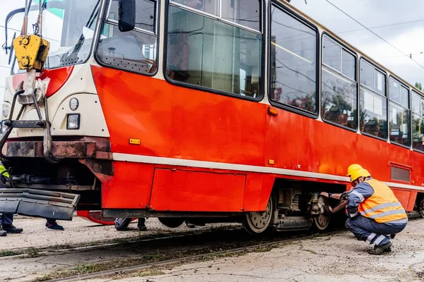 Crane Gli Operai Stanno Allineando Tram Deragliato Problemi Con Trasporti — Foto Stock