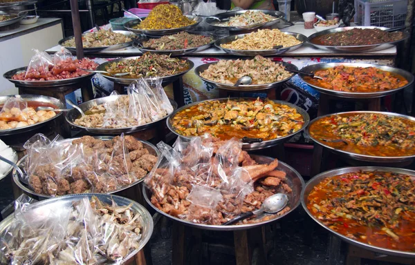 Comida callejera tailandesa en el mercado — Foto de Stock
