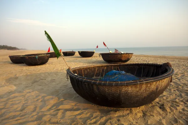 Coracles sur la plage, Hoi An, Vietnam — Photo