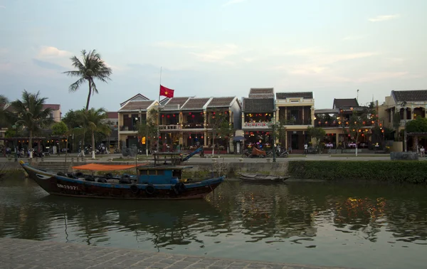 Vissen boot in de haven, hoi an, vietnam — Stockfoto