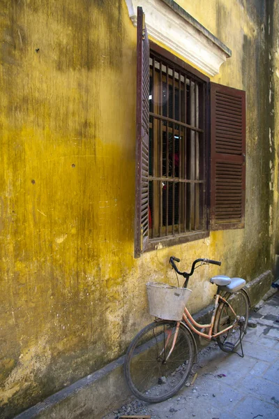 Велосипед под окном, Хойан, Вьетнам — стоковое фото
