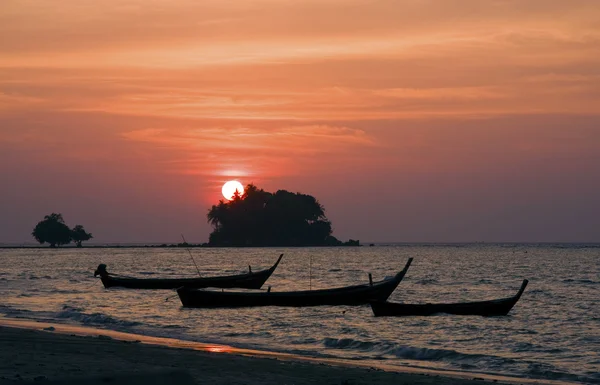 Sonnenuntergang am bang tao beach, phuket, thailand — Stockfoto
