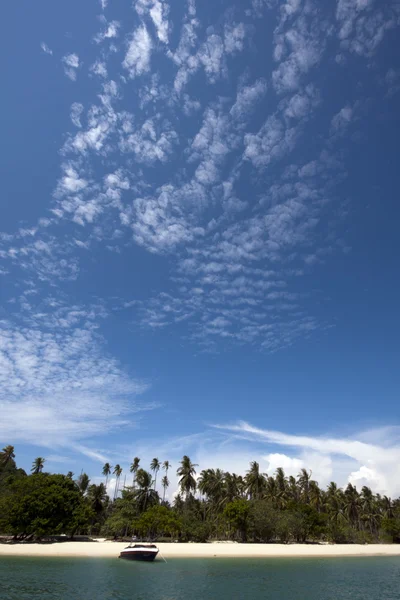 Céu azul e praia tropical (Koh Rang, Phuket, Tailândia ) — Fotografia de Stock