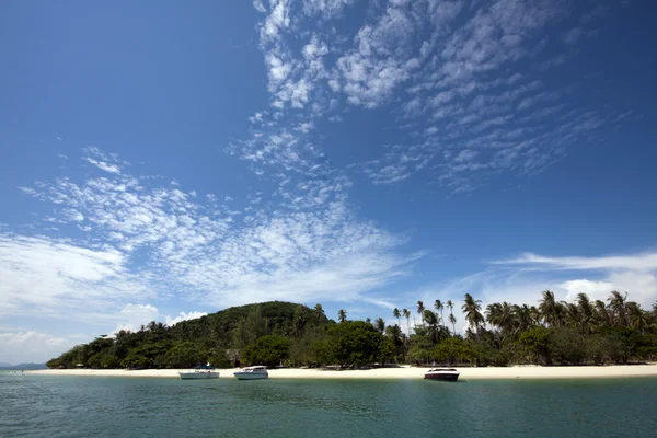 Blue sky and tropical beach (Koh Rang, Phuket, Thailand) — Stock Photo, Image