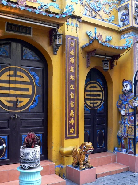 Entrance to temple, Hanoi, Vietnam — Stock Photo, Image