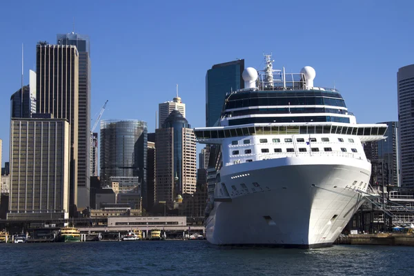 Cruise Ship in Sydney Harbour with Central Business District behind — Stock Photo, Image