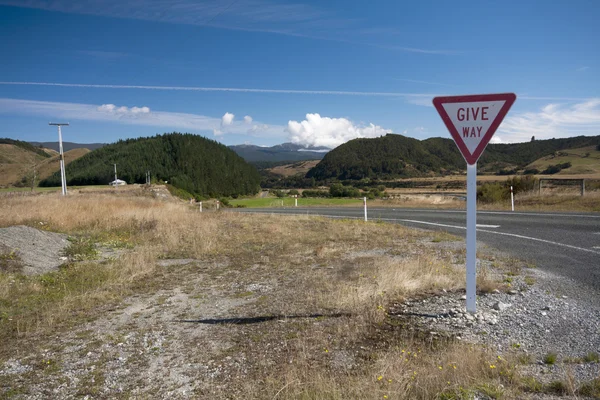 Give way sign on rural road in New Zealand — Stock Photo, Image