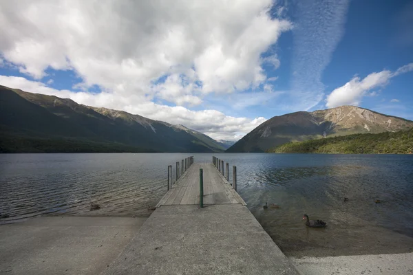 Molo na jeziorze rotoito, tasman, Nowa Zelandia — Zdjęcie stockowe