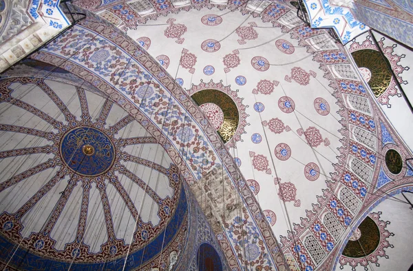 Plafond in de blauwe (sultan ahmed) moskee, istanbul, Turkije — Stockfoto