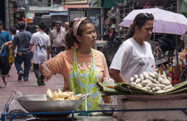 Bangkok, Tayland - Eylül 17: chinatown bir sokak satıcısı s