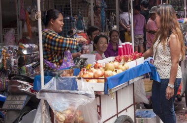Bangkok, Tayland - Eylül 17: chinatown bir sokak satıcısı s