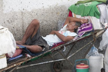 Bangkok, Tayland-Eylül 25: evsiz bir adam onun p arasında uyur