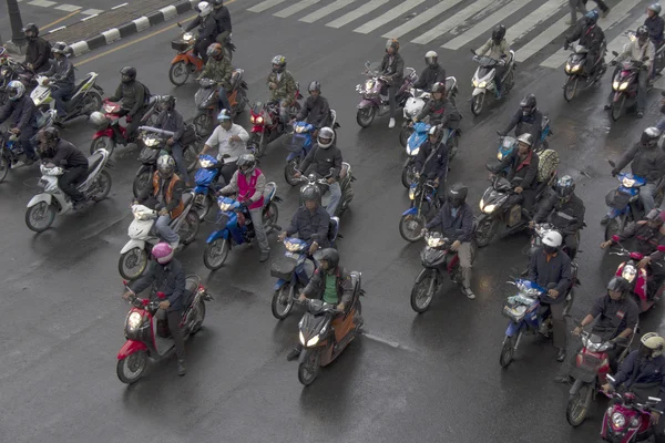 BANGKOK, THAÏLANDE 11 OCT : Les motocyclistes attendent aux feux de circulation — Photo