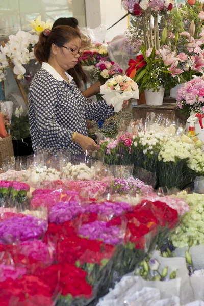 BANGKOK, TAILANDIA: 12 de OCTUBRE: Mujer haciendo ramo de flores en Ban —  Fotos de Stock