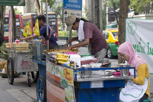 Man met Tablet PC in de hand en business schetsen曼谷，泰国华侨城 19： 街头小贩在叔配制食物 — 图库照片