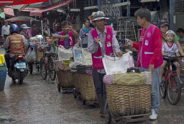 BANGKOK, THAILAND 27 de setembro: Porters à espera de negócios em Khlo — Fotografia de Stock
