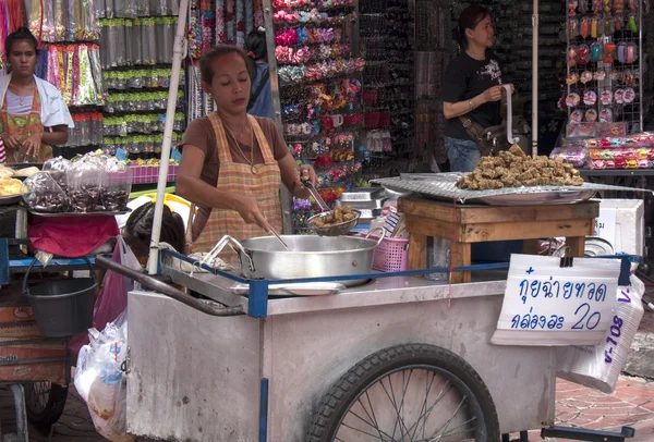 BANGKOK, TAILANDIA - 17 DE SEPTIEMBRE: Un vendedor ambulante en Chinatown en S —  Fotos de Stock