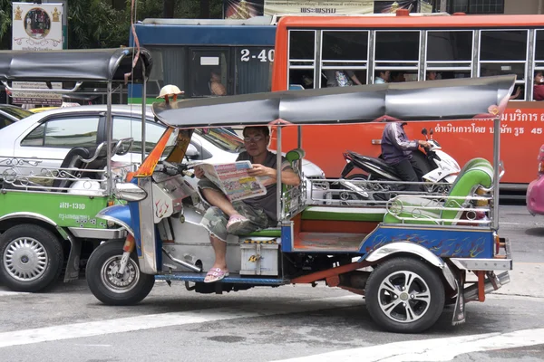 BANGKOK, THAILANDIA 25 APR: Un tuk tuk driver aspetta una tariffa su — Foto Stock