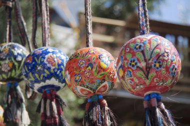 renkli seramik toplar