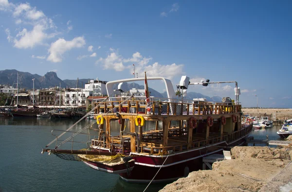 Barco turístico en Kyrenia — Foto de Stock