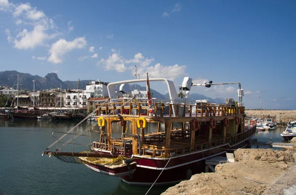 Toeristische boot in kyrenia — Stockfoto