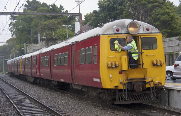 Wellington, Nowa Zelandia - mar 1: sterownik silnika czyści w — Zdjęcie stockowe