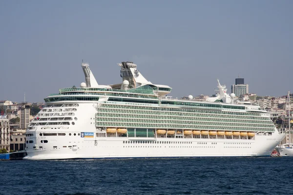 Istanbul, Turkije - 8 okt: de cruise schip mariner van de zeeën — Stockfoto