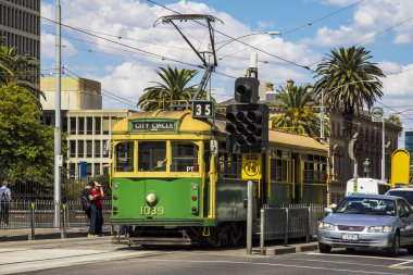 Melbourne, Avustralya - mar 20: s at city daire tramvay bekler