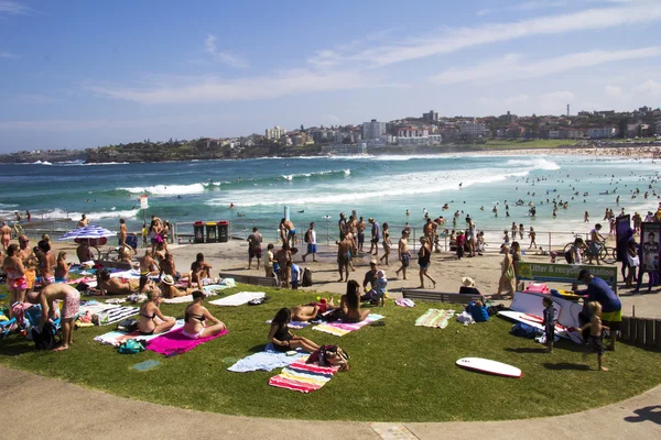 Severní bondi beach, Austrálie - březen 16: odpočinek na — Stock fotografie