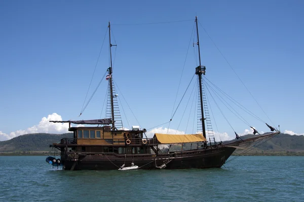 Tour boat anchored in Phang Nga Bay — Stock Photo, Image