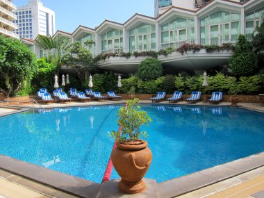 Otel yüzme havuzu