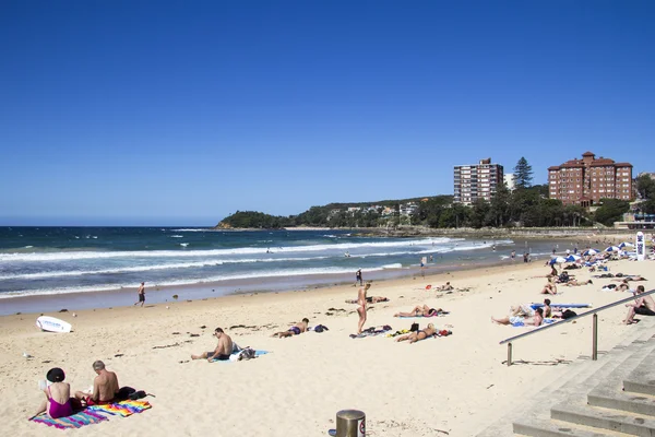 MANLY BEACH, SYDNEY,AUSTRALIA MARCH 13TH: People relaxing on the — Stock Photo, Image