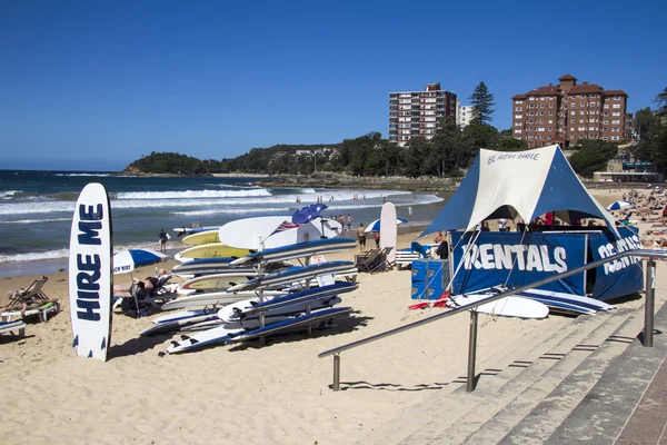 пляж Менлі, Сідней, Австралія, 13 березня: Дошки для серфінгу по найму на