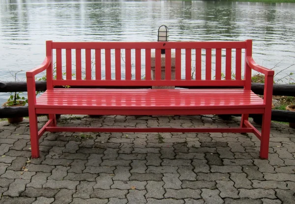 Kırmızı park bankında