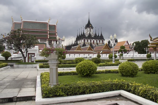 Wat Ratchanadda e il tempio di Loha Prasat, Bangkok, Thailandia — Foto Stock