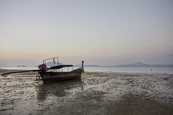 Boat on mudflats at dawn — Stock Photo, Image