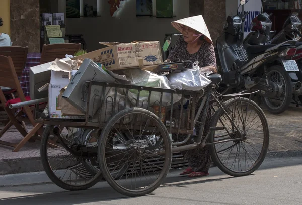 Ho chi minh city, vietnam-nov 3rd: een vrouw duwt haar driewieler l — Stockfoto