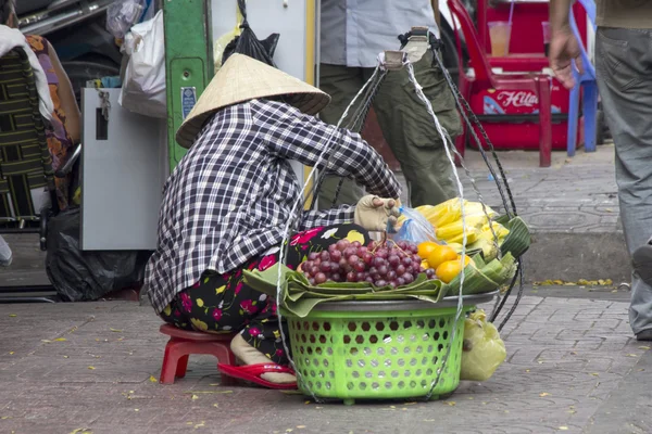 Un vendedor ambulante que vende fruta — Foto de Stock