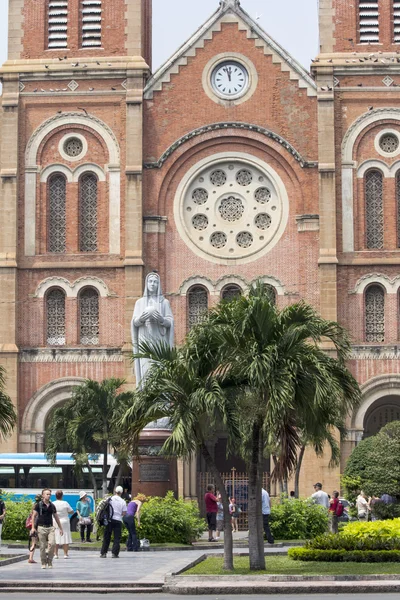 Ho chi minh-staden, vietnam-nov 4: turister congregating utanför — Stockfoto