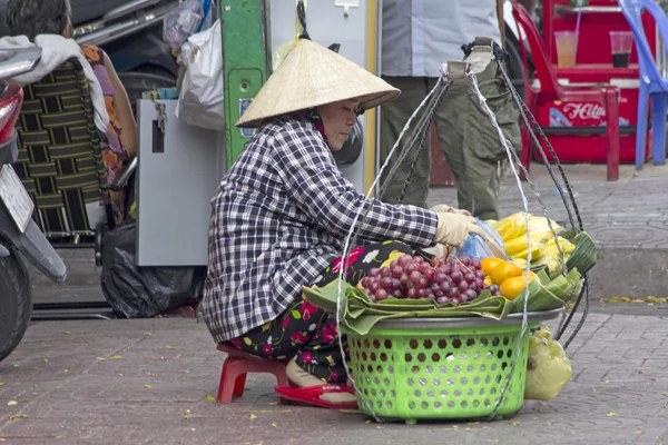 Ho či Minovo město, vietnam listopad 4th: pouliční prodejce prodej ovoce — Stock fotografie