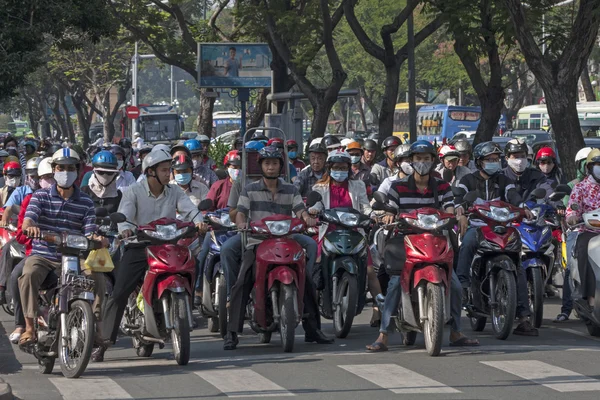 Ho chi minh city, vietnam-Ekim 4: traff bekleyen motosikletçi maskesi — Stok fotoğraf