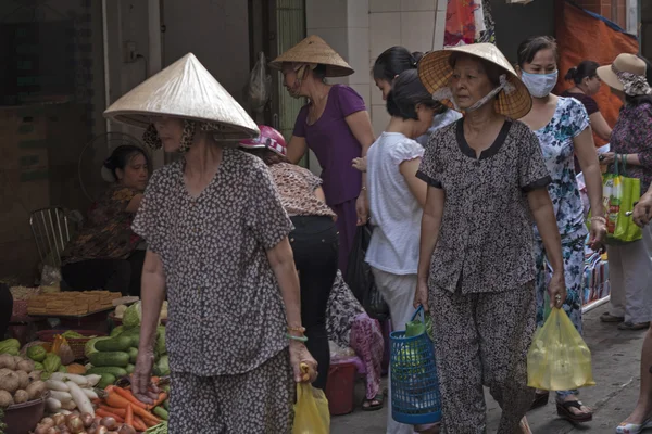 HO CHI MINH CITY, VIETNAM-NOV 5TH: Cumpărături pe piața de stradă pe Nove — Fotografie, imagine de stoc